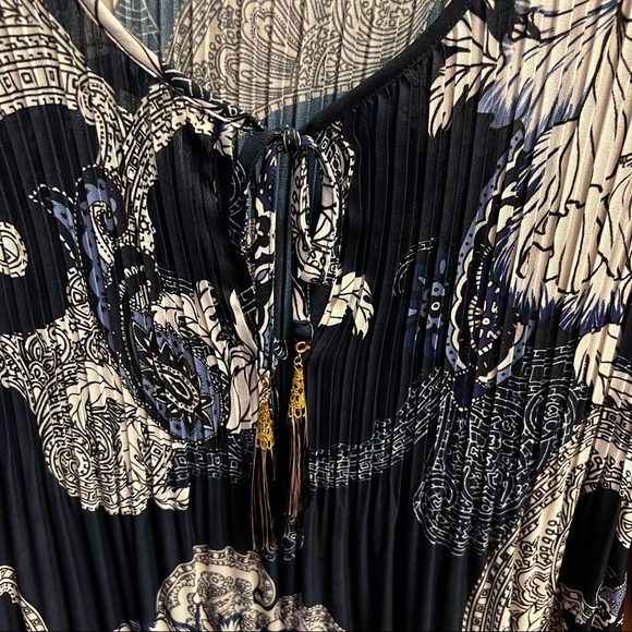 Navy blue pleated blouse - Picture 3 of 8